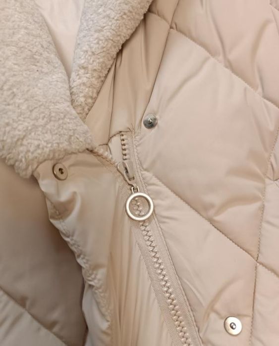 Зимня бежева стьобана куртка з капюшоном та поясом eur 42