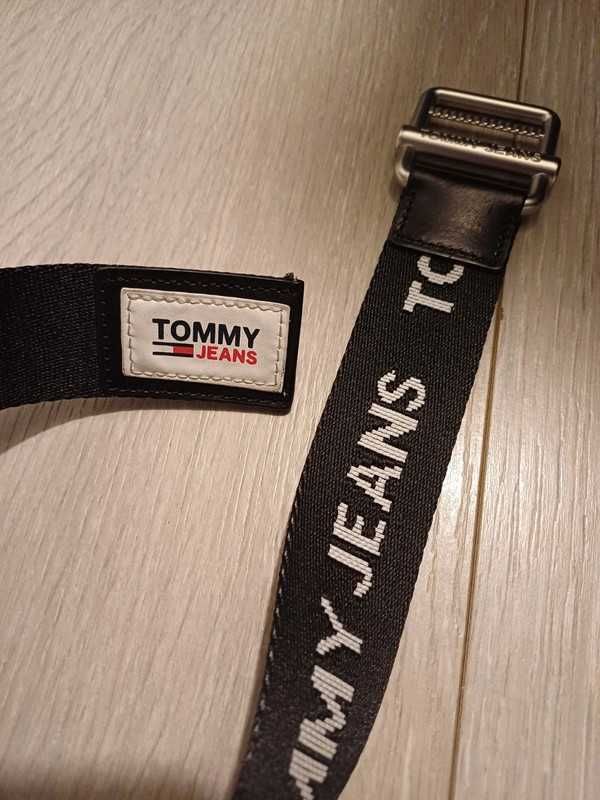 Czarny Pasek Tommy Jeans Długość 105 cm