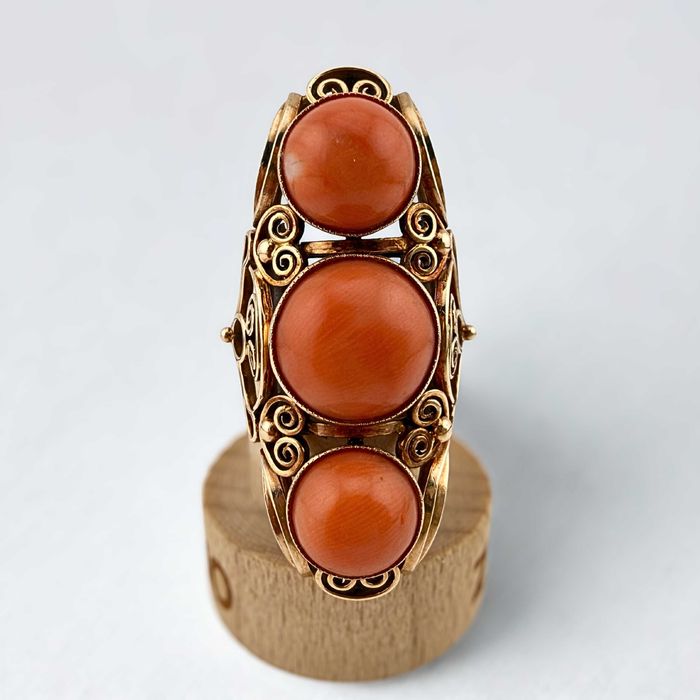 PRL Złoty pierścień; Koral naturalny 3 kaboszony; PL W-wa 60.-70. XXw.