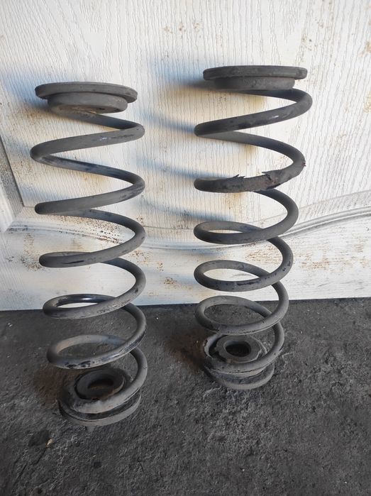 Продам тормозные диски задние. Пружины задние. Задние амортизаторы.