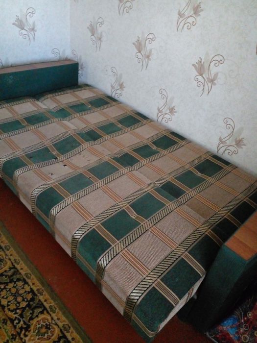 Продається диван-кровать, стіл.