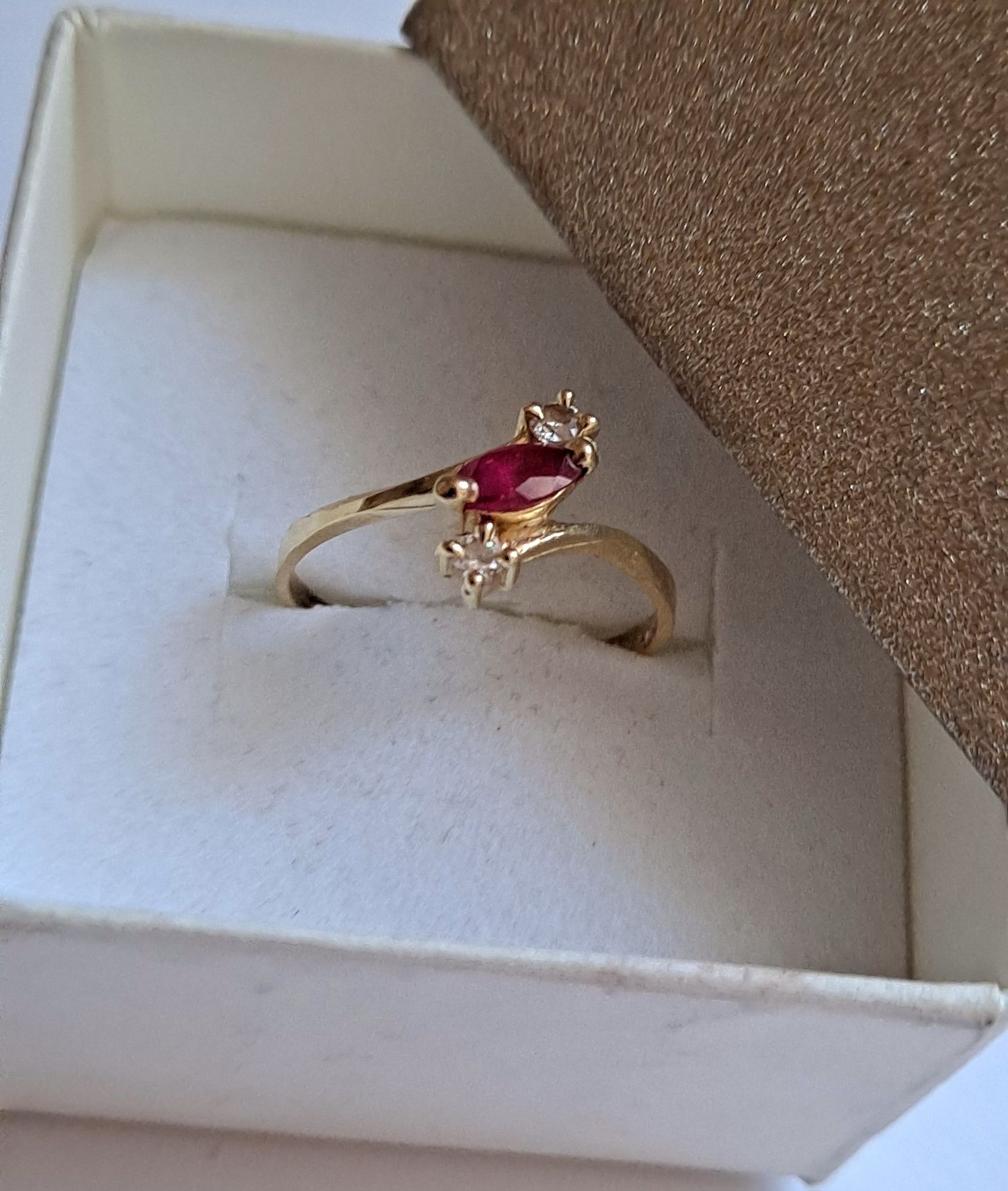 8K złoty pierścionek pr333, rubinowa cyrkonia