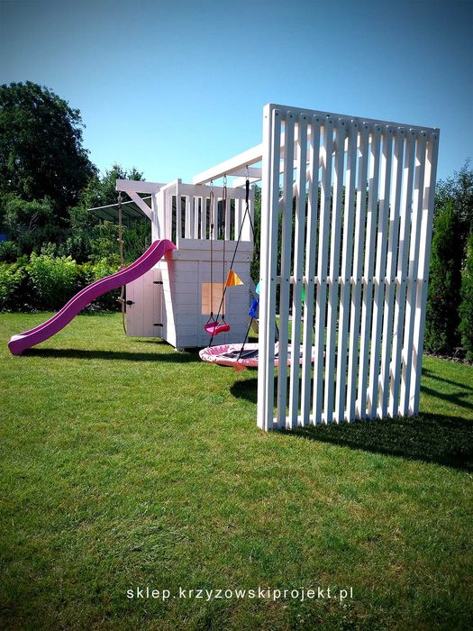 Plac zabaw, domek dla dzieci, huśtawka, zjeżdżalnia, piaskownica.