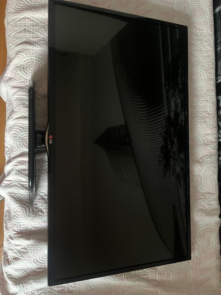 TV LG 42’ 
115€ negociáveis, precisa apenas de um comand