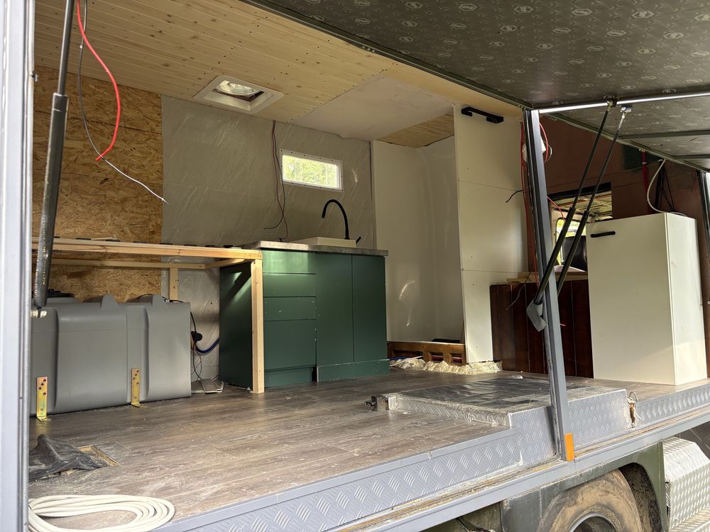 Kamper wyprawowy 4x4 Mercedes 1019 – Victron, solary, off-grid