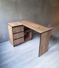 Drewniane biurko narożne z trzema szufladami
