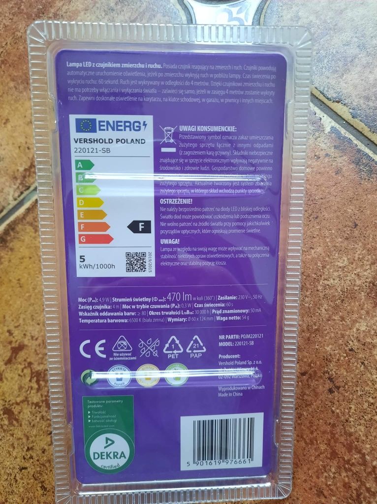 Nowa żarówka,lampa LED z czujnikiem zmierzchu i ruchu 4,9 W (40 W)