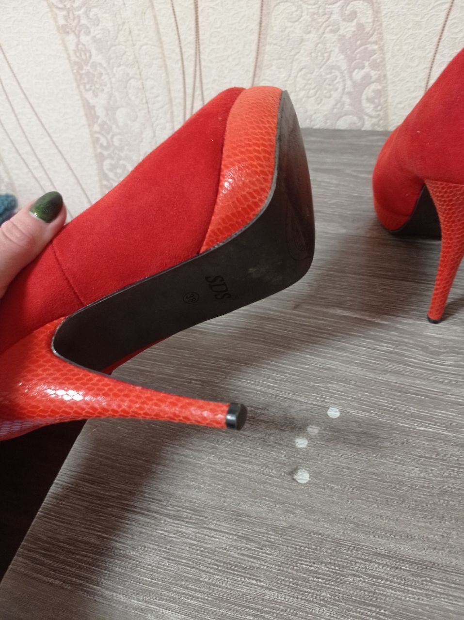 Продам ярко красные замшевые туфли (размер 38)