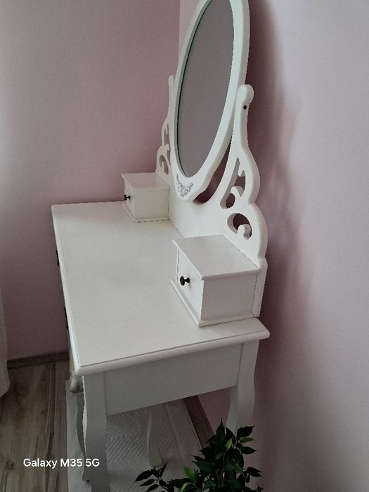 Toaketka do sypialni z krzesłem