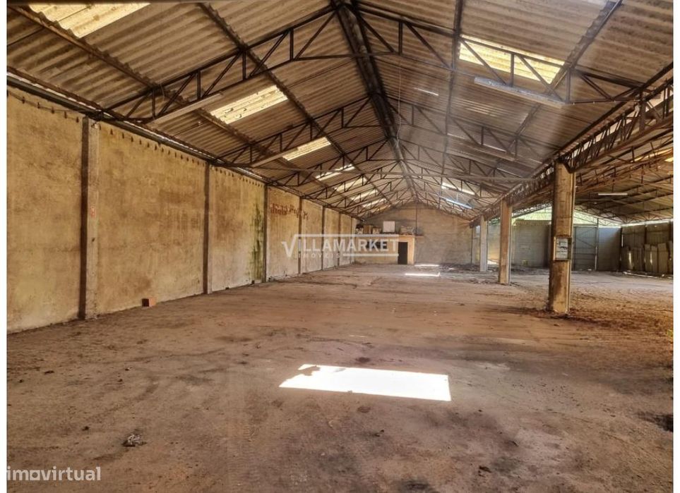 Armazém com logradouro da banca situado em Vilarinho do Bairro, Anadia