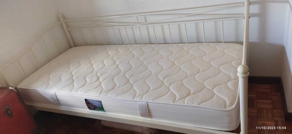 Vendo 2 camas e 2 Colchões