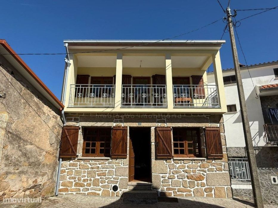 Magnífica Moradia T3 em granito, situada na aldeia do Felgar - Torr...