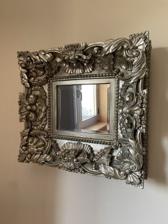 Espelho decorativo com moldura em talha prateada