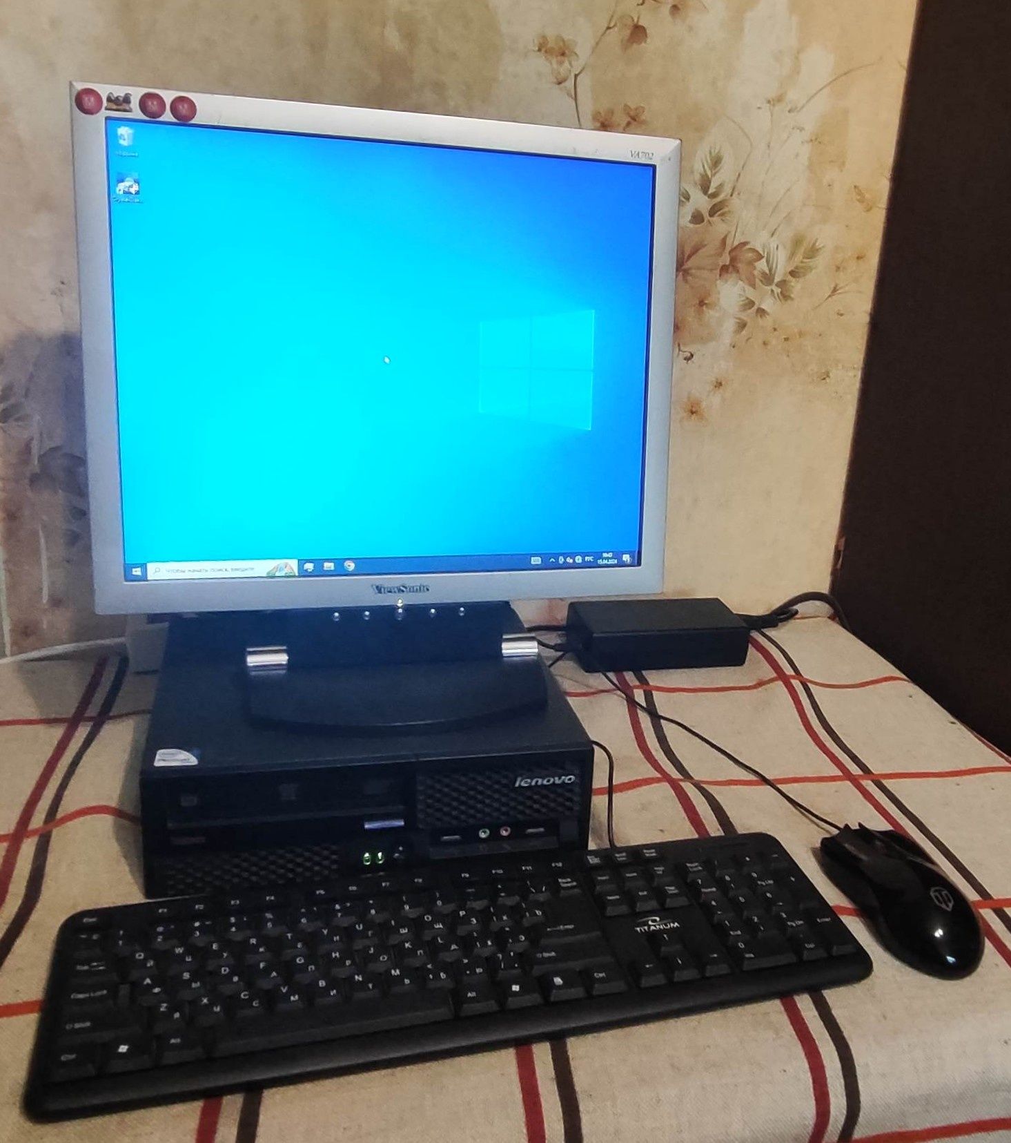 Lenovo сокет s775 4gb 320 hdd с монитором, клавиатурой, мышкой