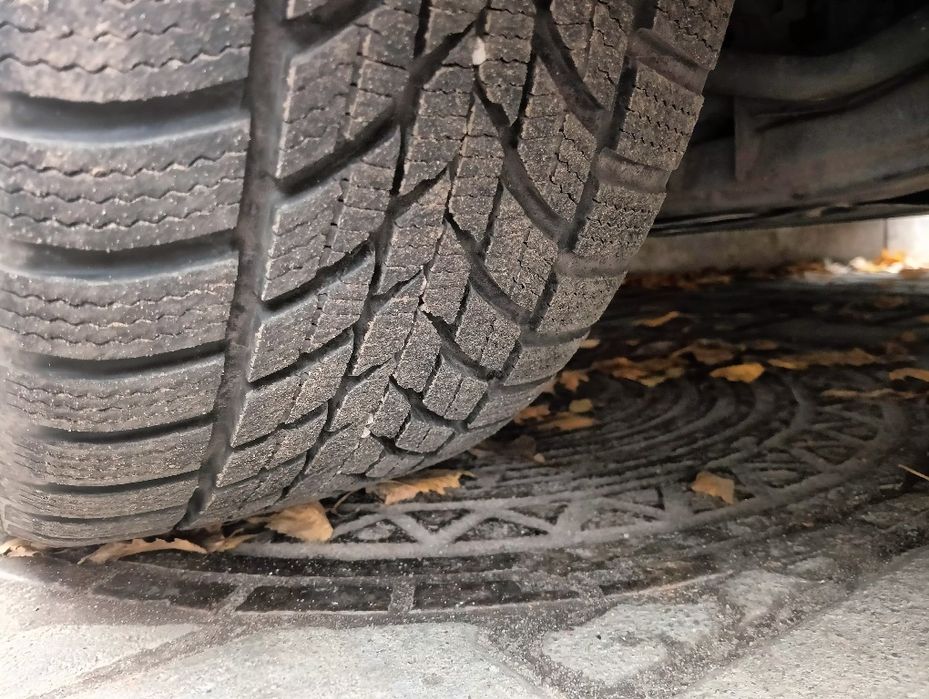 Продам резину r17 225/50 можно з дисками