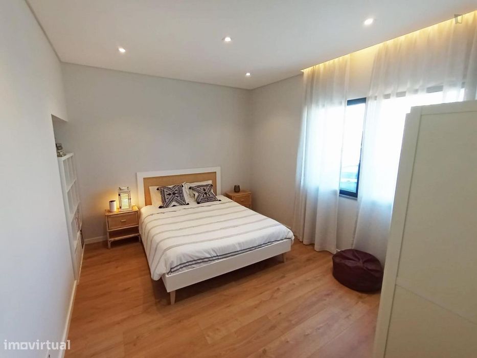806756 - Quarto com cama de casal em casa com 4...