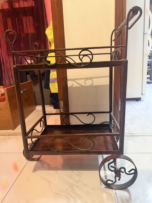 Carrinho de Chá, Carrinho de Bar ou Carrinho de Serviço.