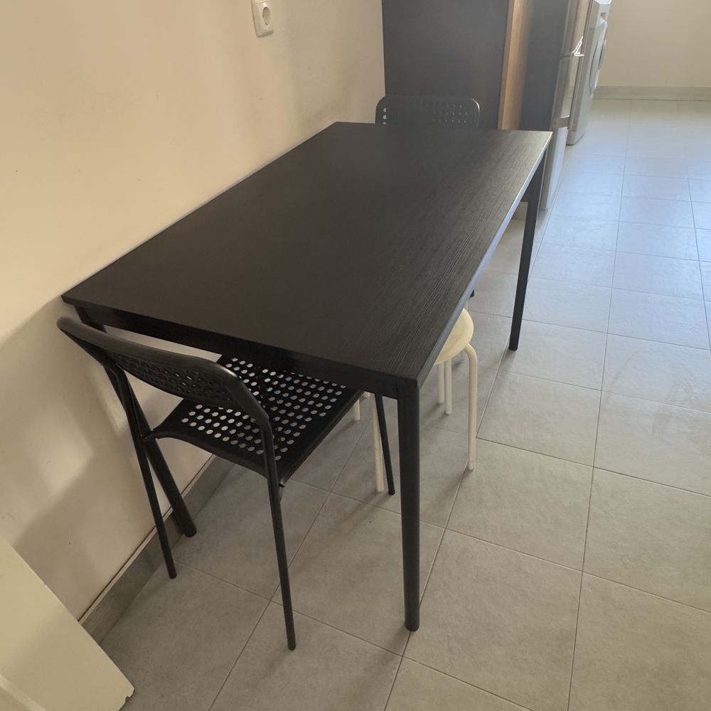 Mesa ikea + 2 cadeiras e 2 bancos