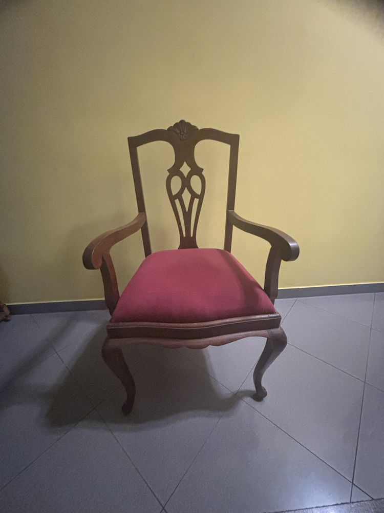 Vendo 6 cadeiras e 2 cadeiroes