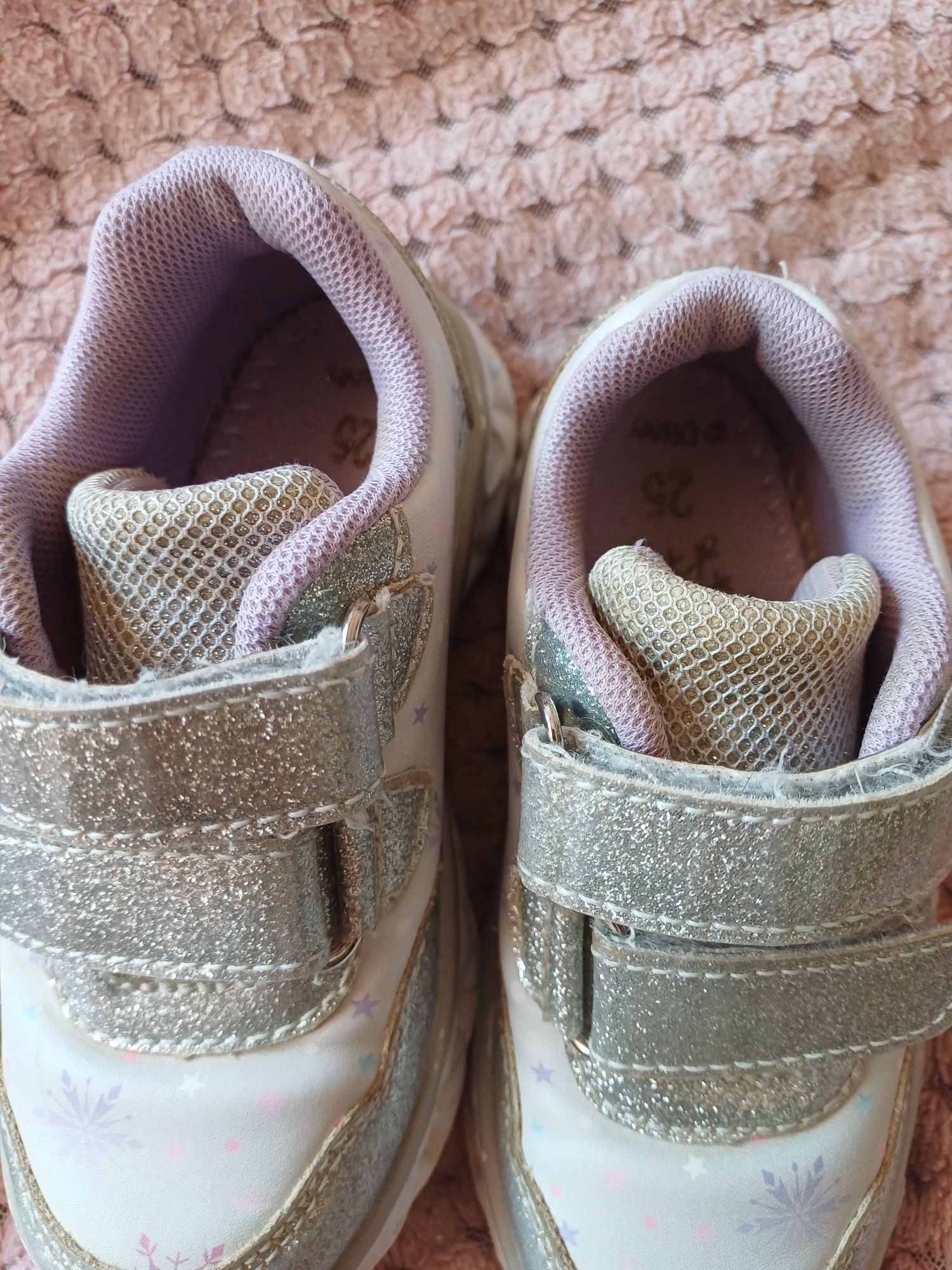Buty ze świecącą podeszwa ccc 25
