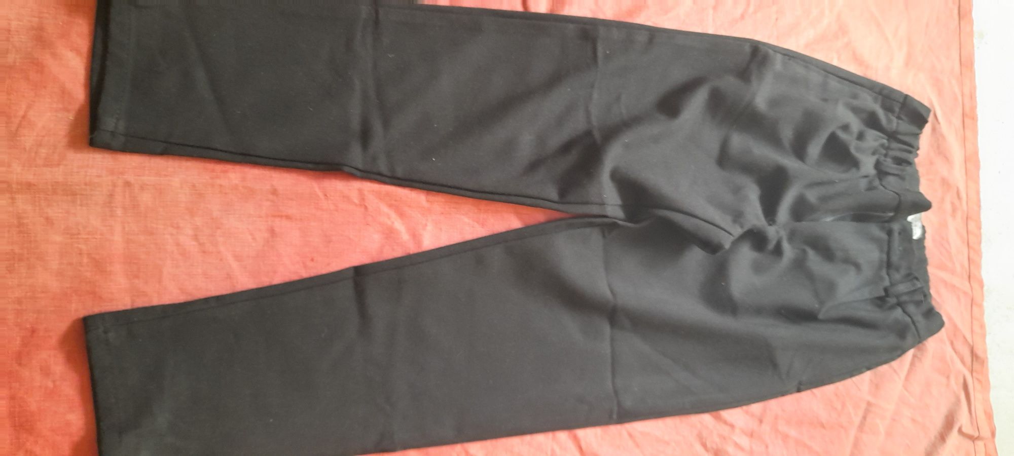 Roupa preta diversa camisa e calças
