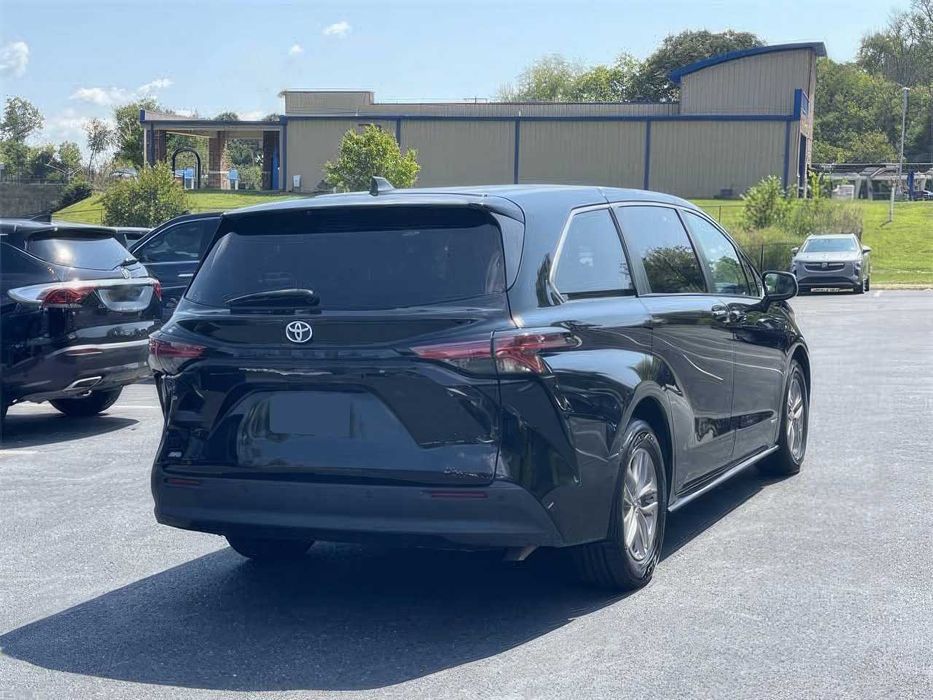 Toyota Sienna XLE 7-Passenger      2021