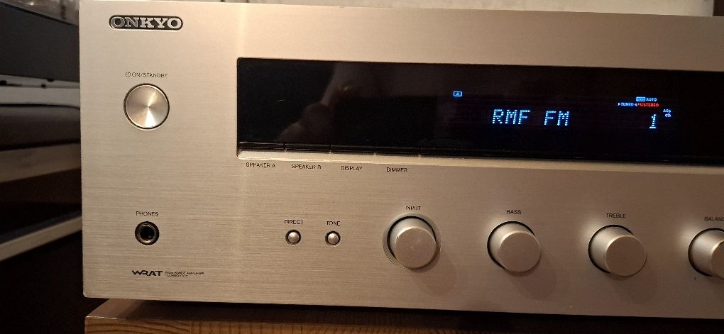 Amplituner Onkyo TX 8020.