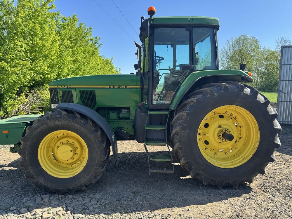 Трактор John Deere 7700