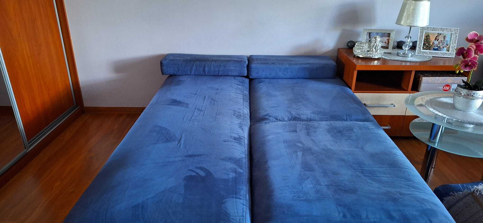 Dwie sofy rozkładane z pojemnikiem na pościel