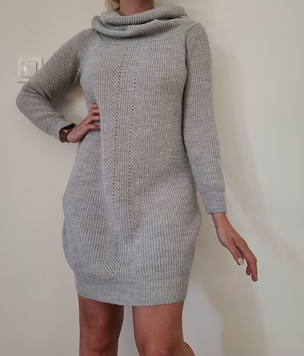 Szara sweterkowa sukienka z golfem długi sweter Miss Selfridge