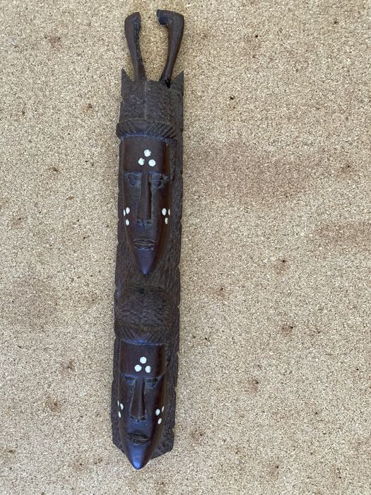 Estatueta de madeira