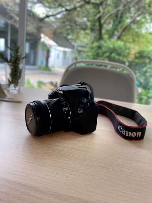 Canon 200D + Objetiva 18-55mm 4-5.6f (Como nova)