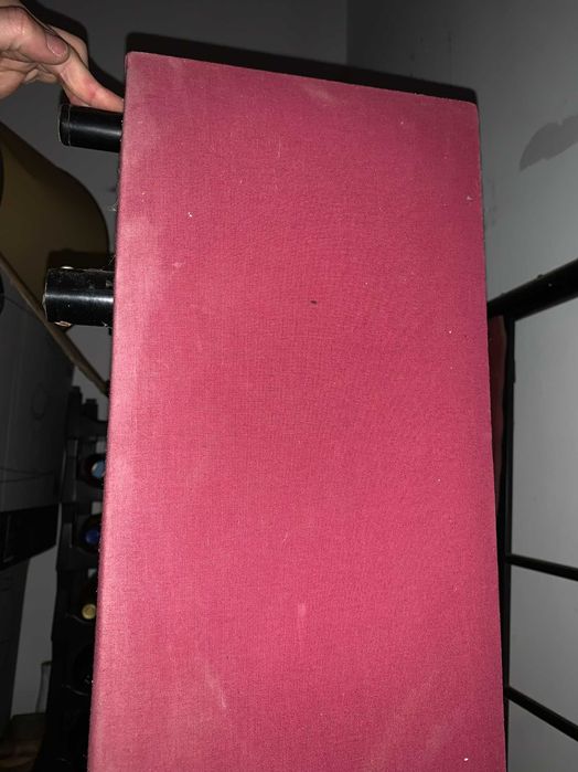 Estrado para cama de casal. Em madeira com tecido vermelho bordô