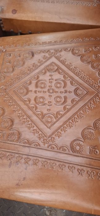 Mesa e 6 cadeiras, estilo antigo