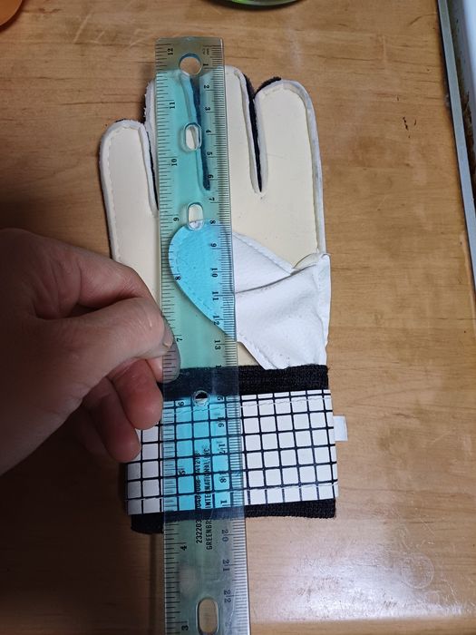 Футбольные перчатки Manchester United.  Детские футбольные перчатки.