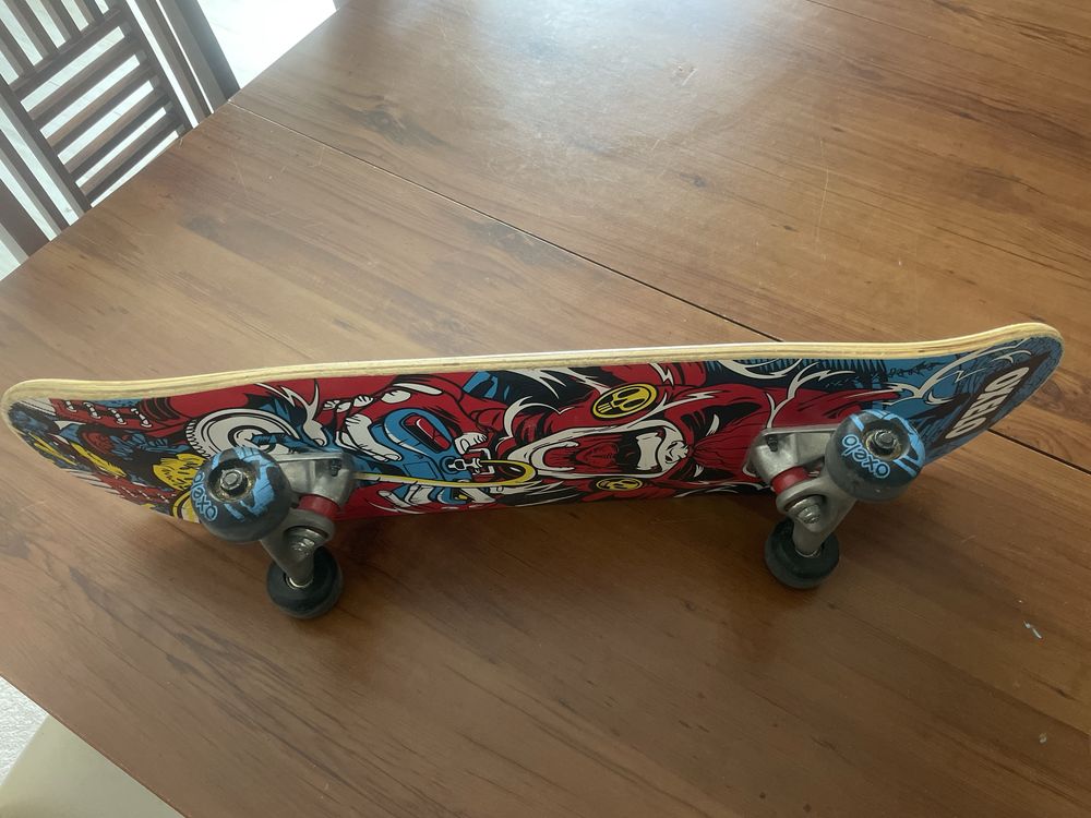 Skate Oxelo preto com estampado da parte de baixo