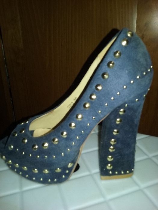 Sapatos abertos a frente