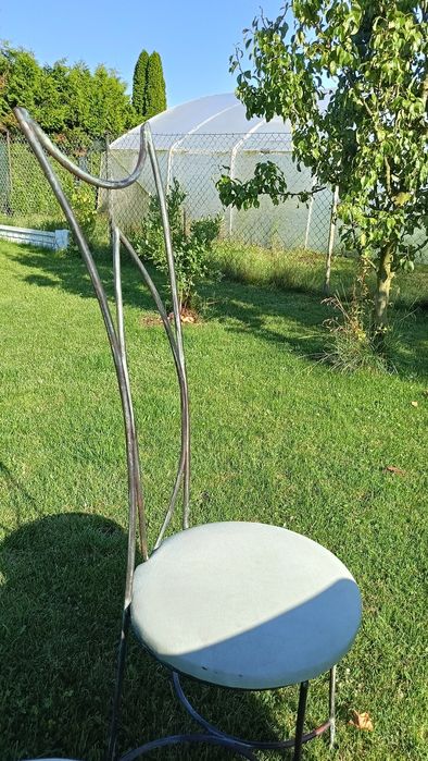 Zestaw vintage stolik i 3 krzesła.