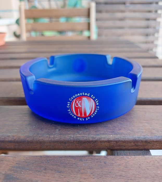 Cinzeiro publicitário da marca L&M