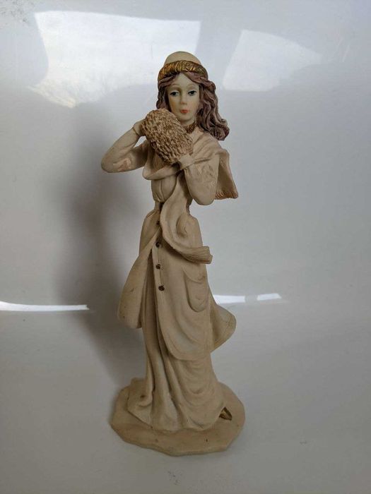 Статуетка "Дівчина з муфтою"