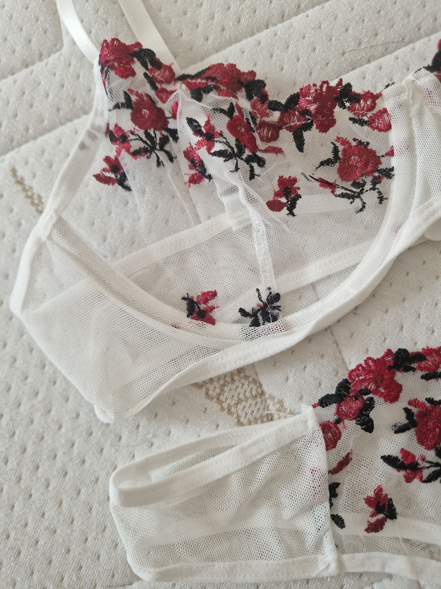 Luksusowy biały komplet bielizny haftowanej biustonosz stringi, 42 XL