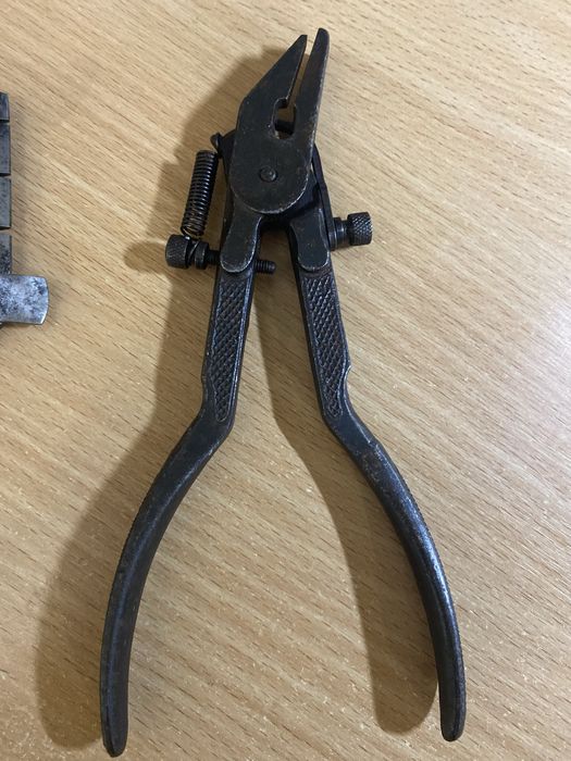 Разводка Станок для развода зубьев пилы , производство ссср