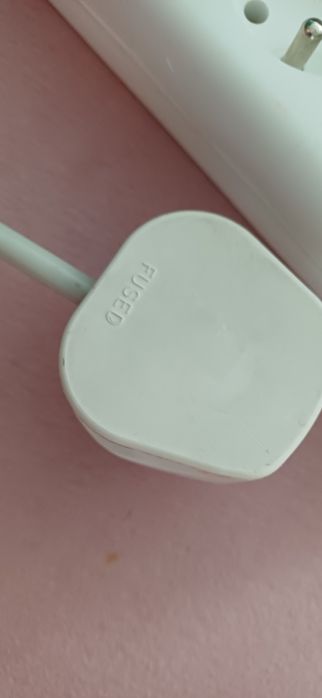 Przedłużacz z brytyjską wtyczką na 4 gniazda polskie