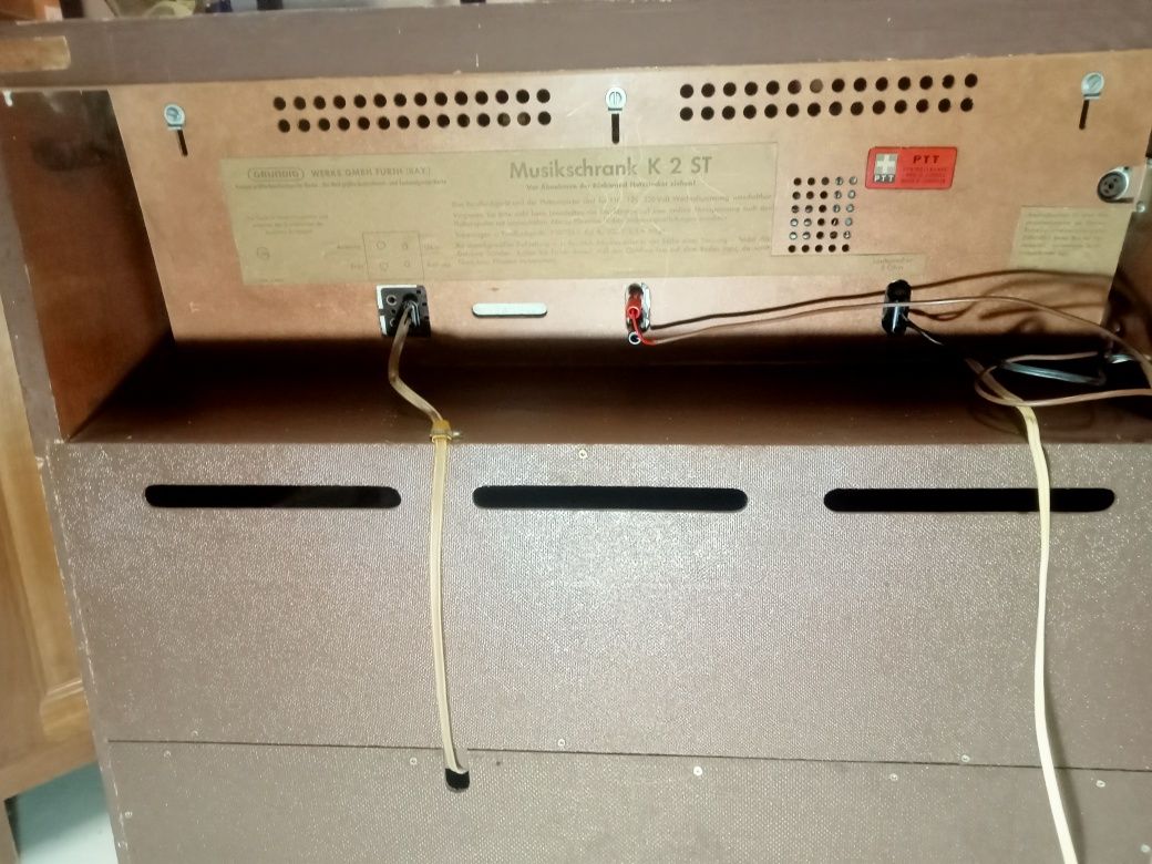 Móvel com rádio e gira discos Grundig