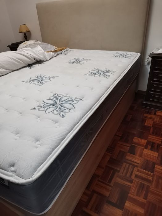 Cama de casal saumier, colchão, cabeceira e colcha