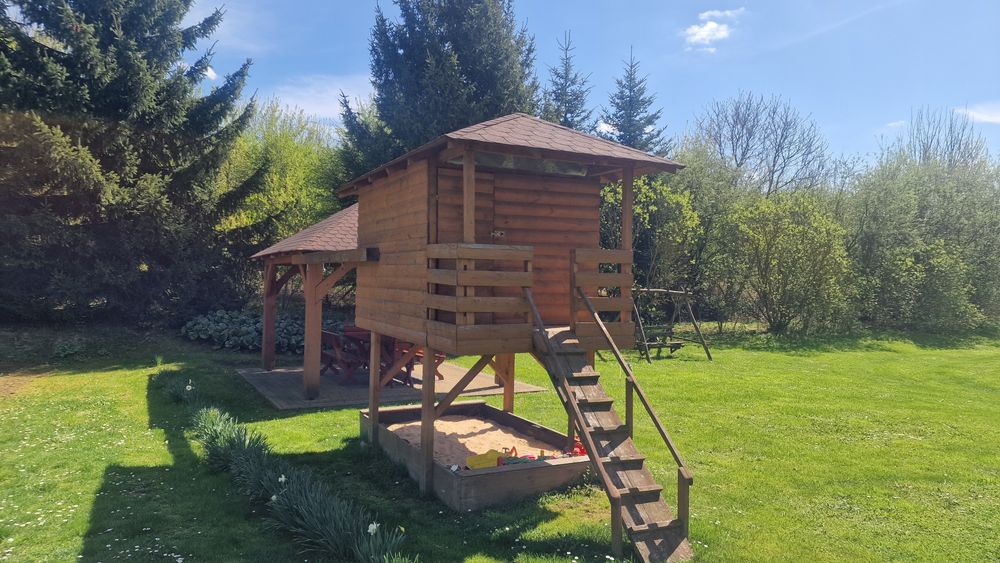 Domek dla dzieci ze zjeżdżalnią i piaskownicą