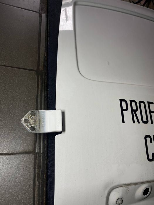 Задні двері нісан нв200