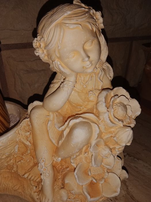 Kwietnik lub świecznik dziewczynka z kamienia