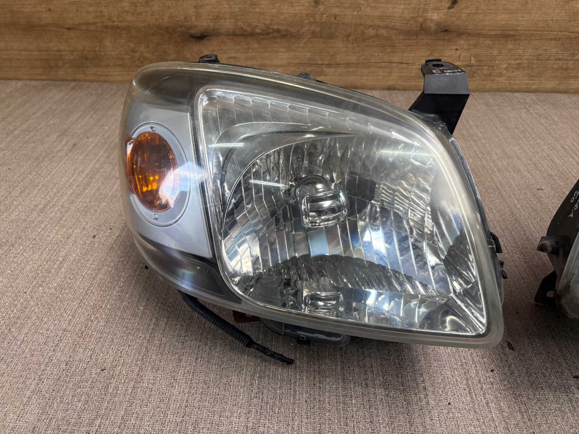lampa/reflektor przedni lewy, prawy mazda bt-50