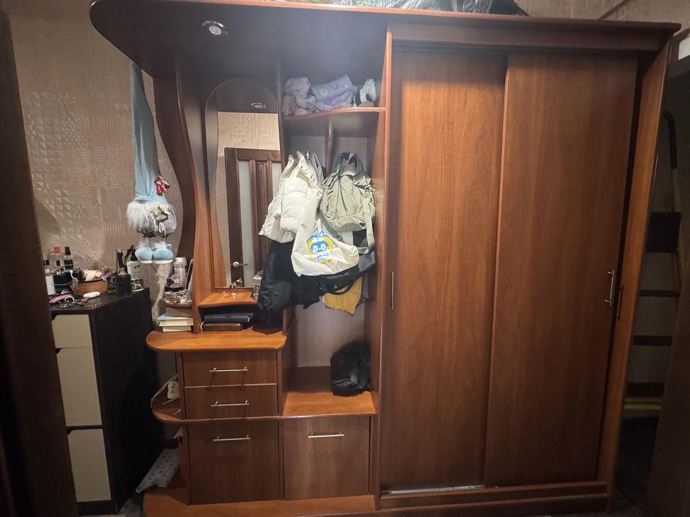 Продам шафу з дзеркалом